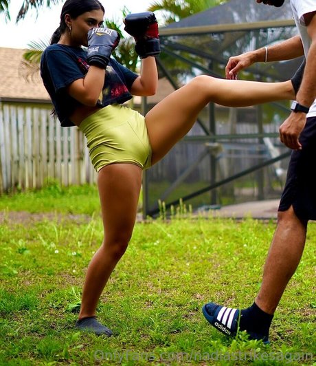 nadiastrikesagain nackt pornografische archiv