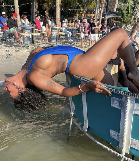 Danielle Sylvester sexy erotische bild