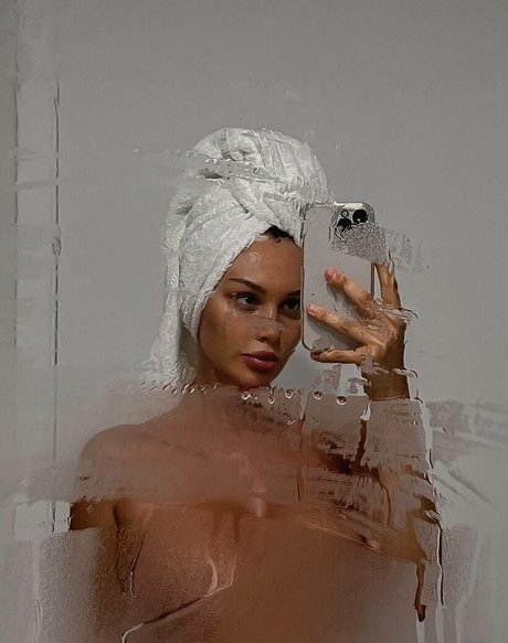 Lily Ermak model nackten galerien