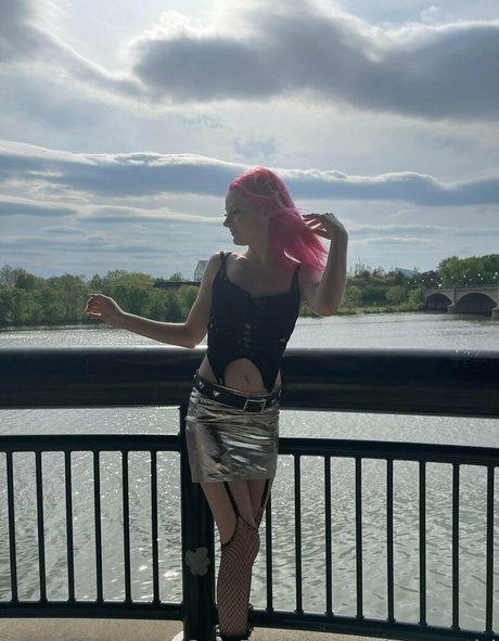 kellnerin nur fans nacktheit erotische bild