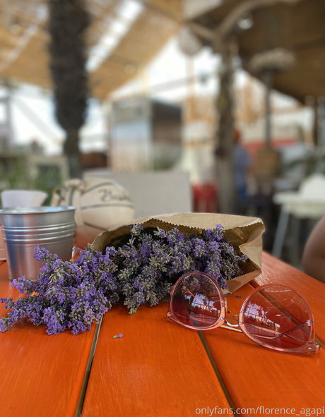 florence agapi schauspielerin nette foto