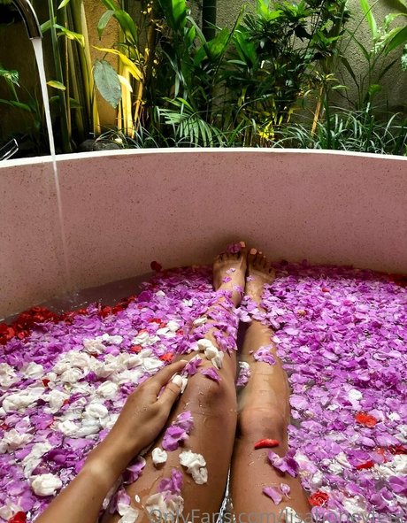 vollbusige brünette onlyfans kunst nackt foto