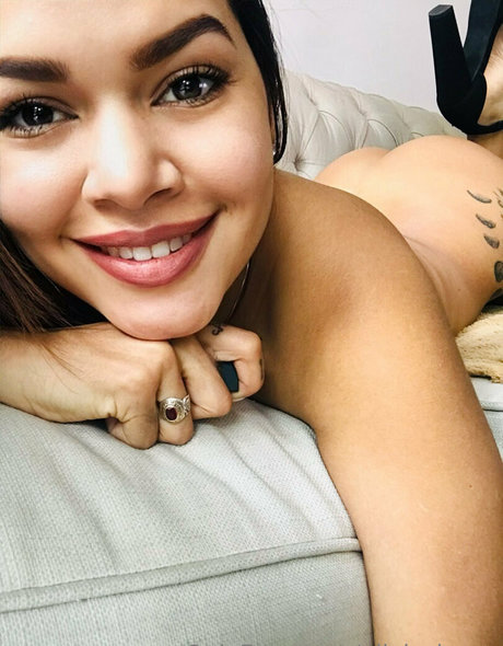 kurvige milf-onlyfans kostenlose xxx bild