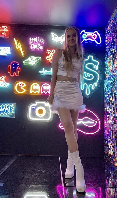 Fasffy Mega Dump nacktheit kunst galerie