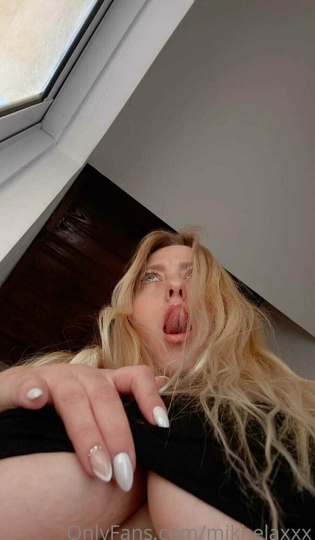 mikhelaxxx schauspielerin kunst galerie