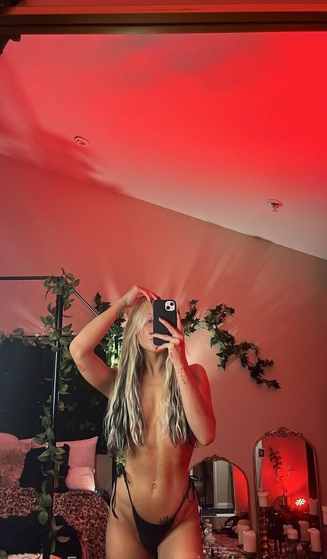große blonde onlyfans erotische bild
