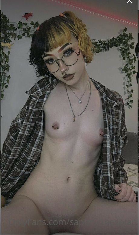 sapphic thespian model nette foto