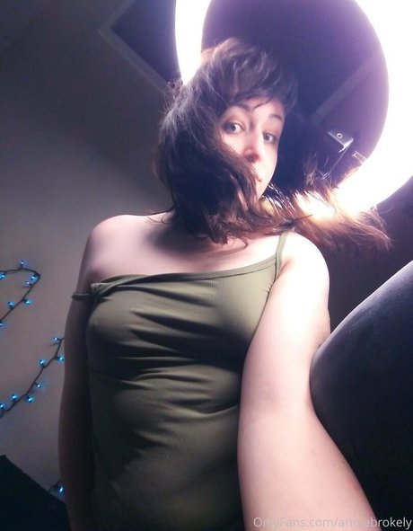 anniebrokely nackte pornostar foto