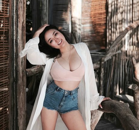 Rebecca Liu top porno bild