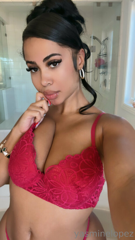 Yasmine Lopez modelo desnuda galerías