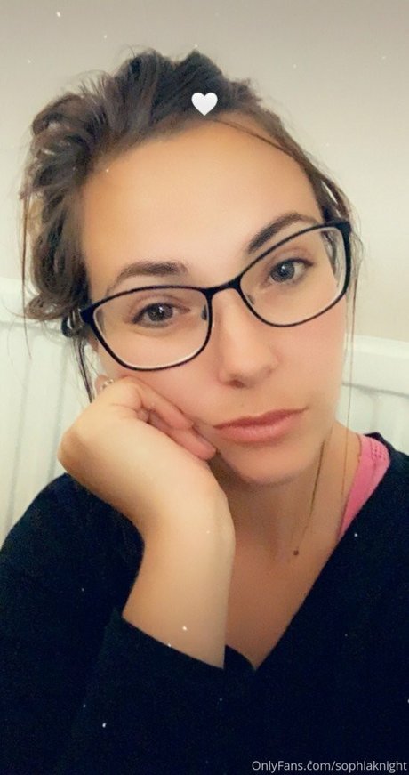 Sophia Knight actriz caliente galería