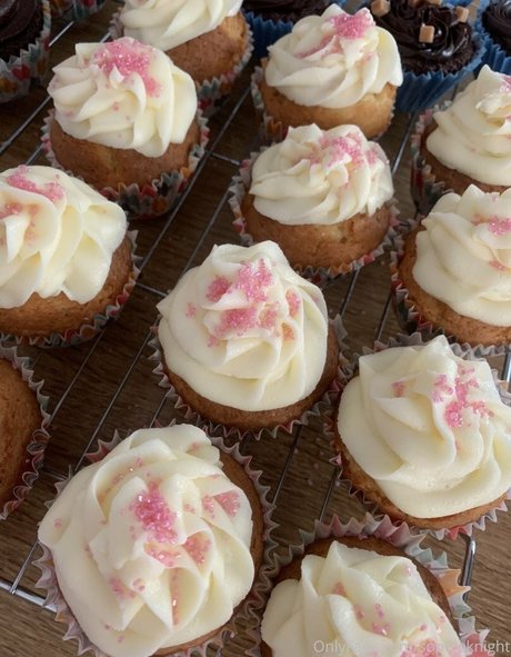 Sophia Knight modelo desnuda foto