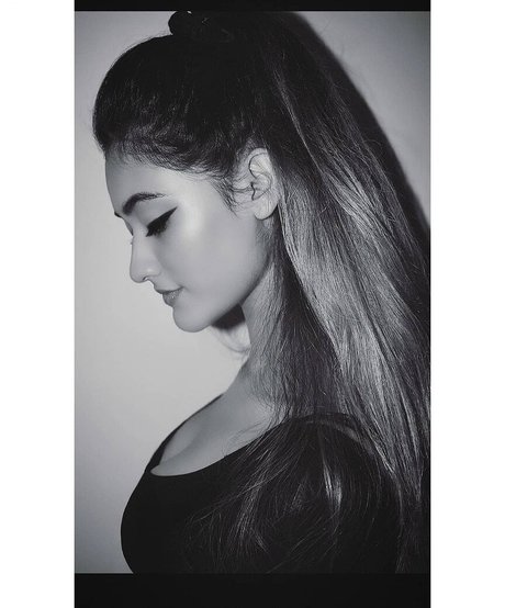 Nidhi Maheshwari libre de estrellas galería