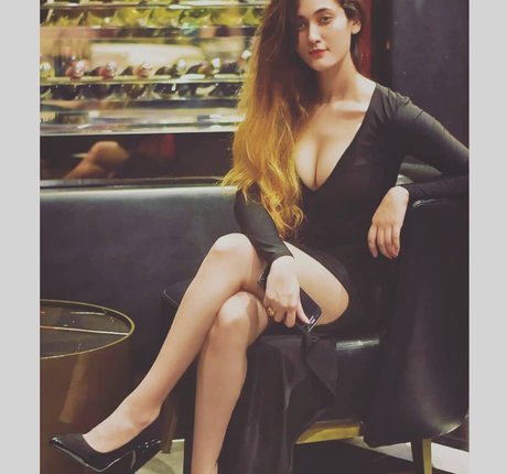 Nidhi Maheshwari mejor estrella fotos