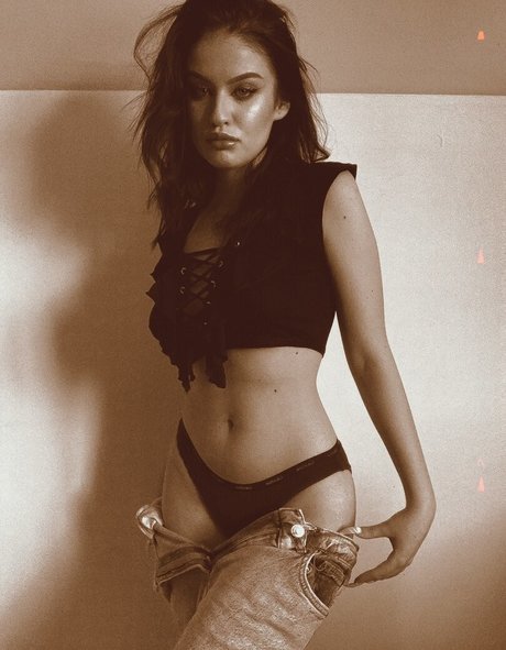 Mara Stanciu estrella porno erótica foto