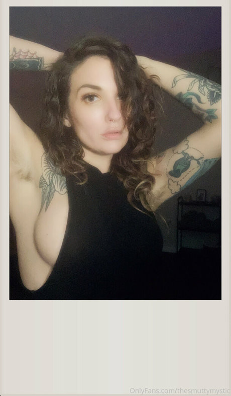 thesmuttymystic modelo sexy foto