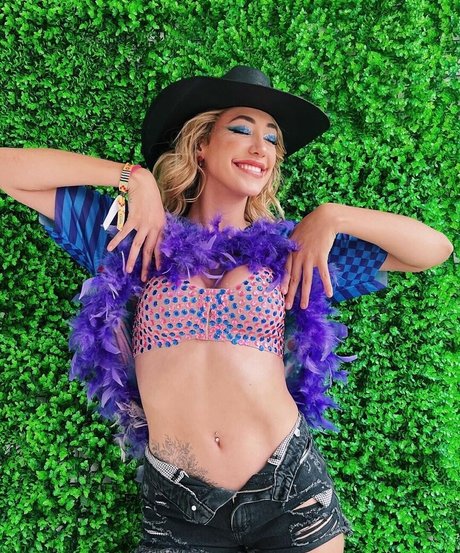 Nicole Louise modelo superior fotos