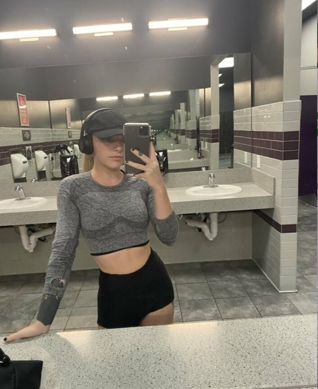 ravengonewildfree arte modelo galería