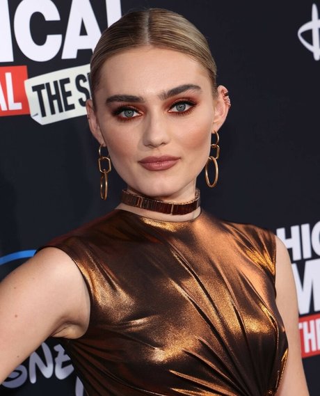Meg Donnelly estrella atractiva fotos