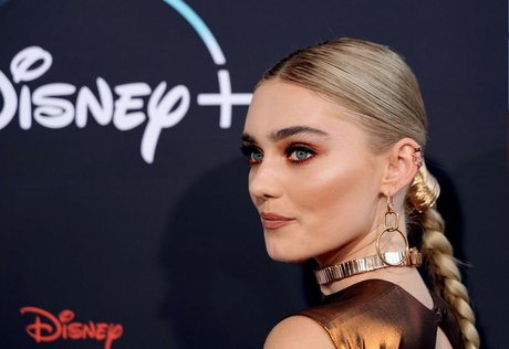 Meg Donnelly arte estelar galerías