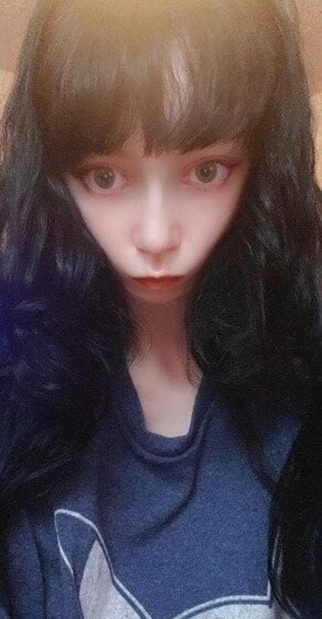 Monimusume hermosa modelo foto