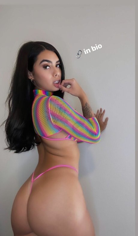 Jazmin Bertrand hermosa estrella archivo