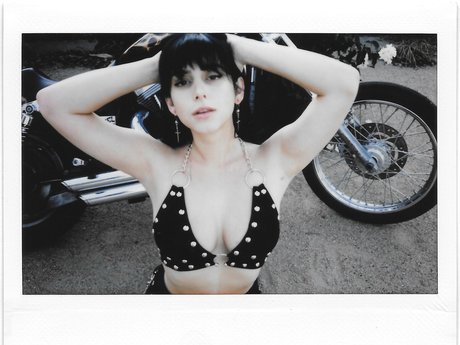 Reedsuicide modelo desnuda foto