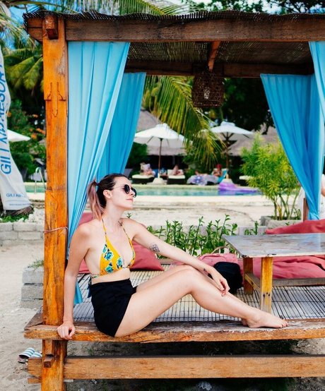 Karen Bachini modelo atractivo galerías