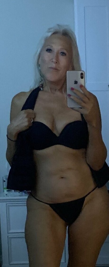 suzieandhannah modelo desnuda foto