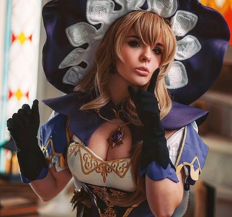 Fenix Fatalist estrella adulta archivo