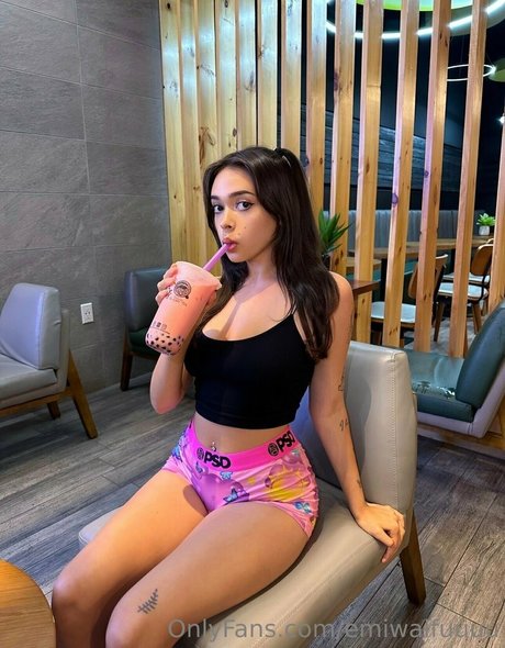 emiwaifuuuu modelo hermosa imágenes