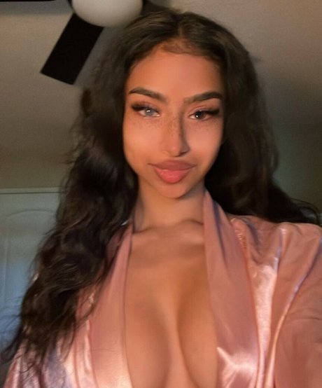 FaZe Kani modelo sexy imagen