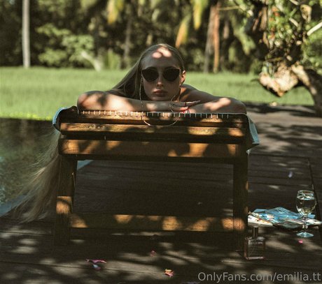 emilia tt estrella hermosa imagen