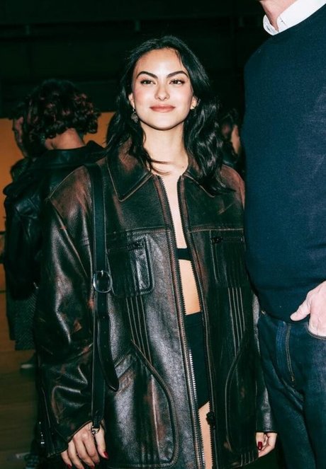 Camila Mendes estrella hermosa fotos