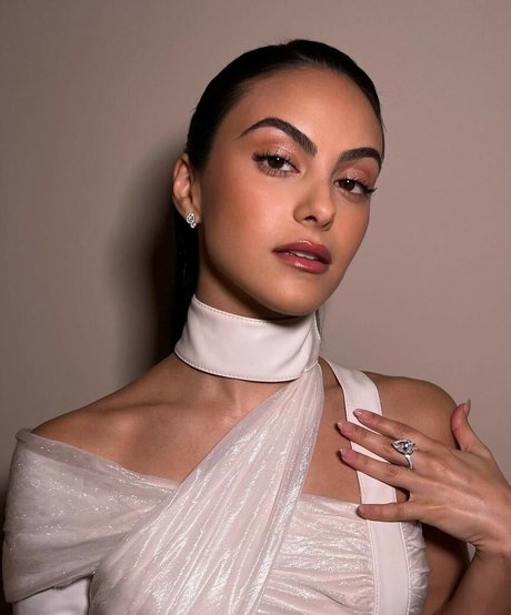 Camila Mendes modelo porno galerías