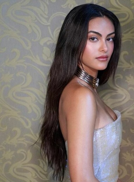 Camila Mendes libre de estrellas foto