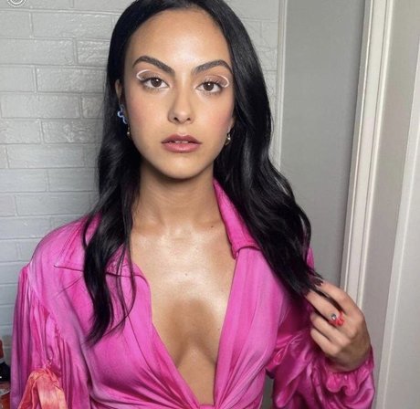 Camila Mendes modelo xxx galería