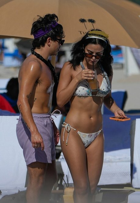 Camila Mendes estrella porno bonita fotos