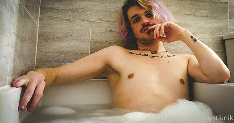 joystiknik modelo desnuda imagen