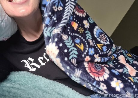 toniclust modelo caliente imagen