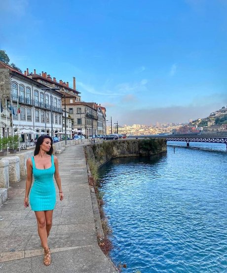 Lara Moreno modelo de arte galerías