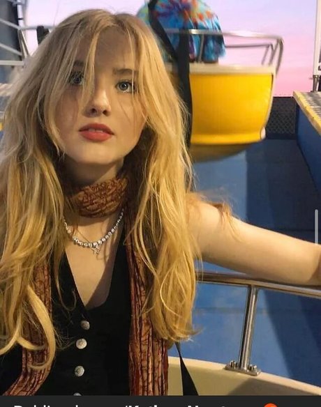 Kathryn Newton actriz atractiva foto