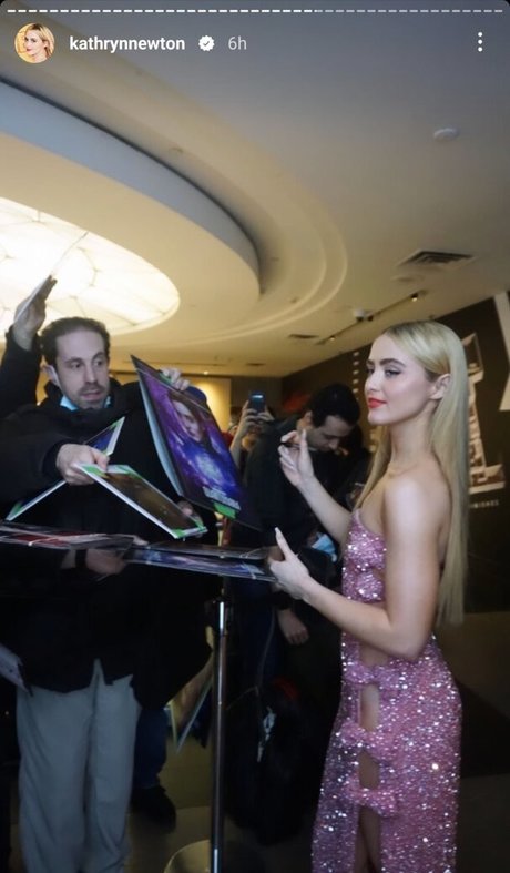 Kathryn Newton modelo superior archivo