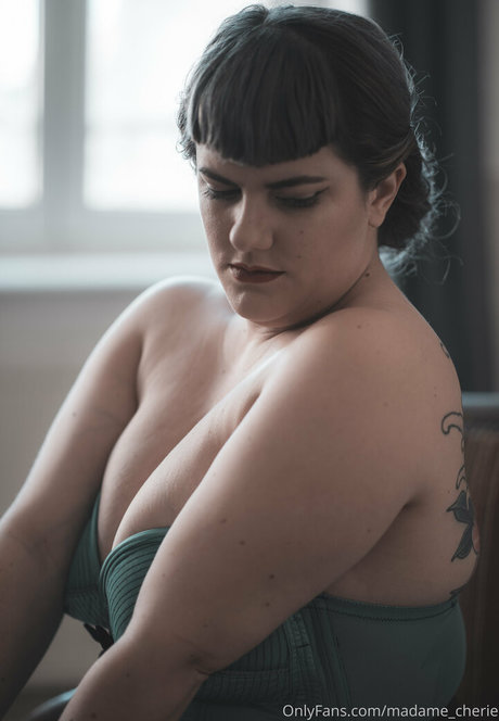 madame cherie arte modelo archivo