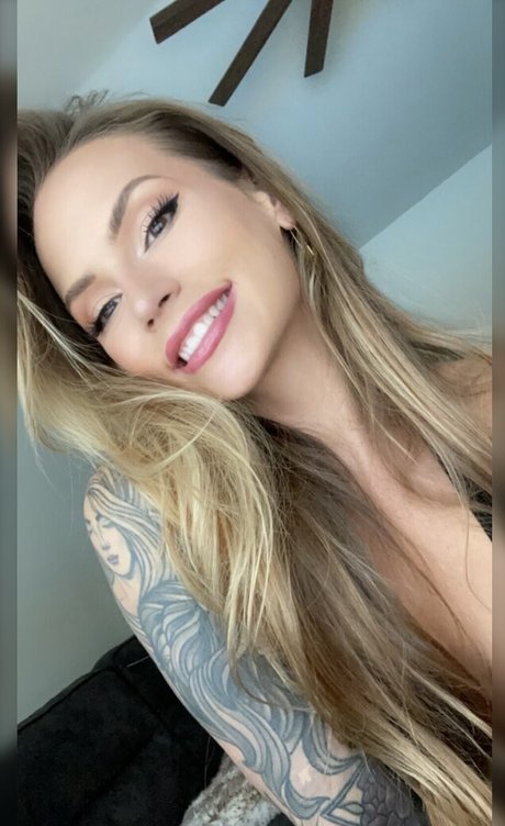 Lou Taylor modelo superior imágenes