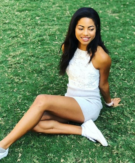 Camille Hyde buen modelo galerías