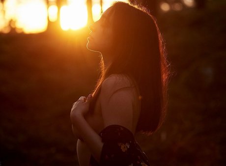 Olivia Linz estrella de alta definición foto