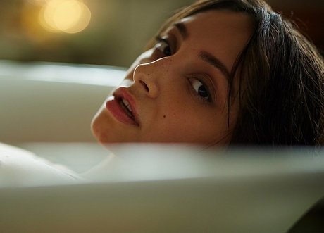 Olivia Linz actriz caliente imágenes