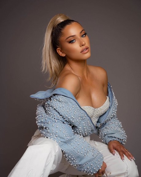 Elle Danjean modelo de arte foto