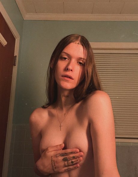 Ethel Cain estrella sexy foto